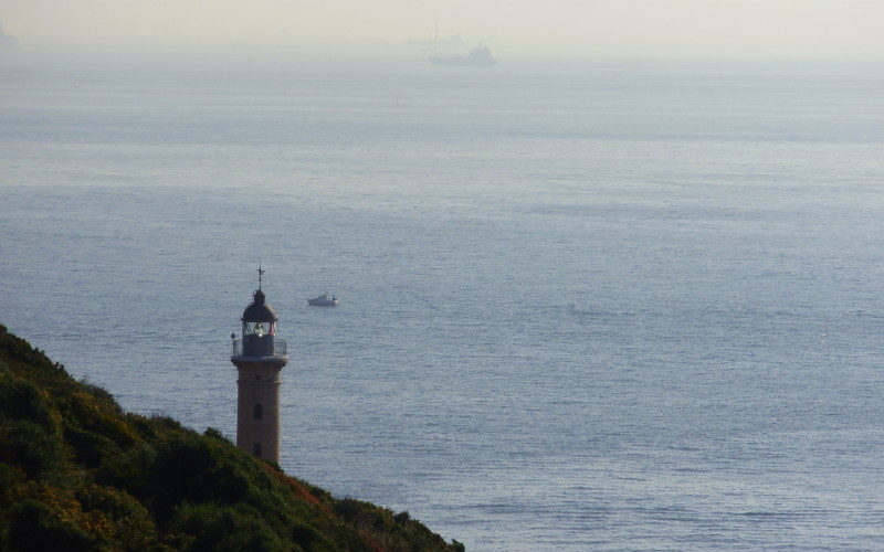 Le Détroit de Gibraltar sépare l'Océan Atlantique et la Mer Méditerranée. Le phare de Punta Carnero